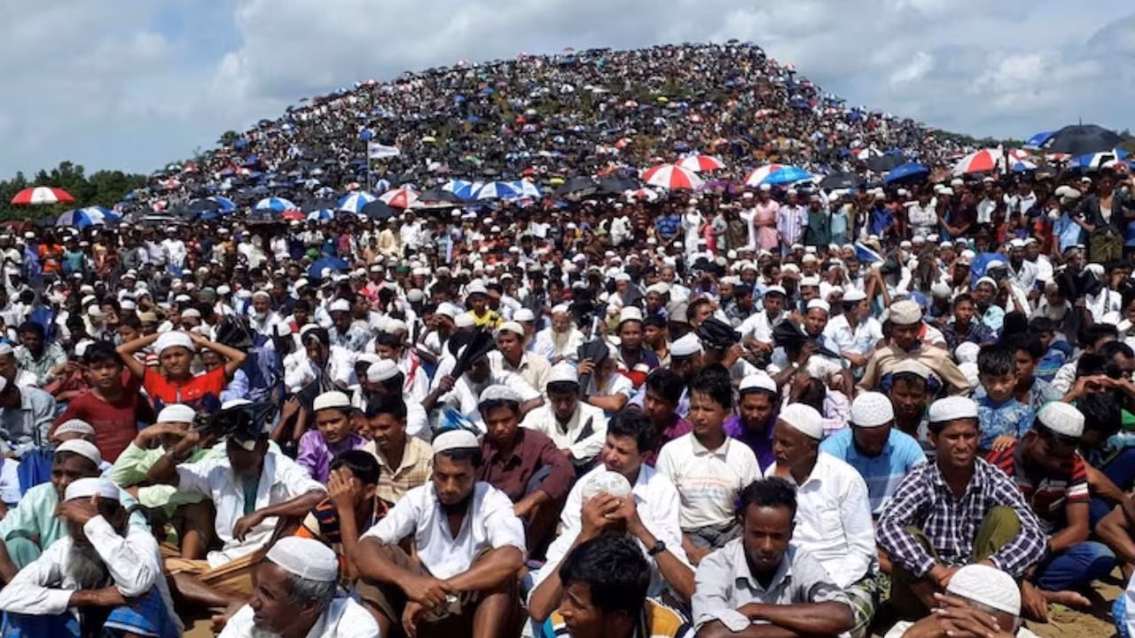 ৩ লাখ রোহিঙ্গাকে রাখাইনের বাসিন্দা স্বীকৃতি