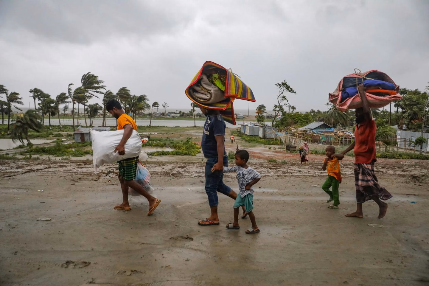 দুর্যোগ যেভাবে সন্তান জন্মদানের সিদ্ধান্ত বদলে দিচ্ছে