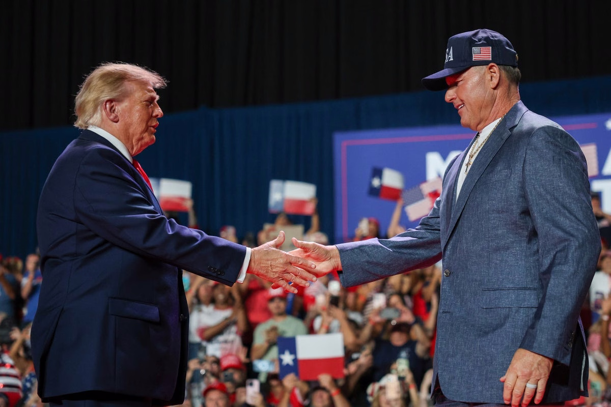 Trump awards Clemens Medal of Freedom, citing Hall of Fame exclusion