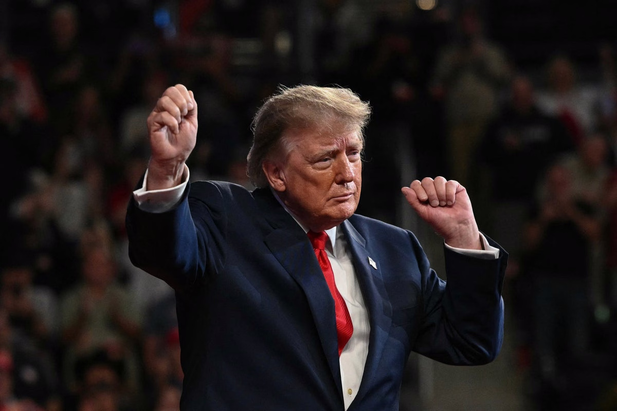 Trump: 'I could say stupidest things' and still get cheers from crowd.