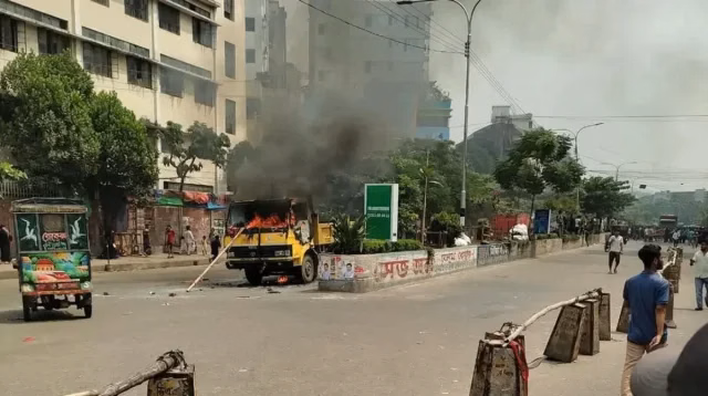হকার উচ্ছেদ ঘিরে রণক্ষেত্র মিরপুর, তিন গাড়িতে আগুন