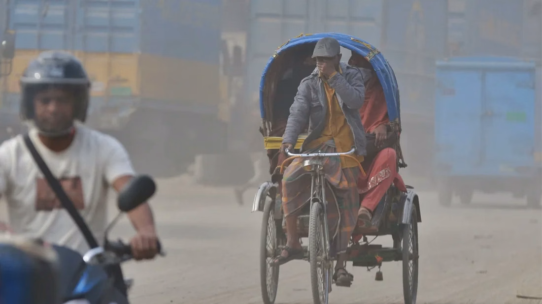 বিশ্বে দূষিত বায়ুর তালিকায় শীর্ষে ঢাকা